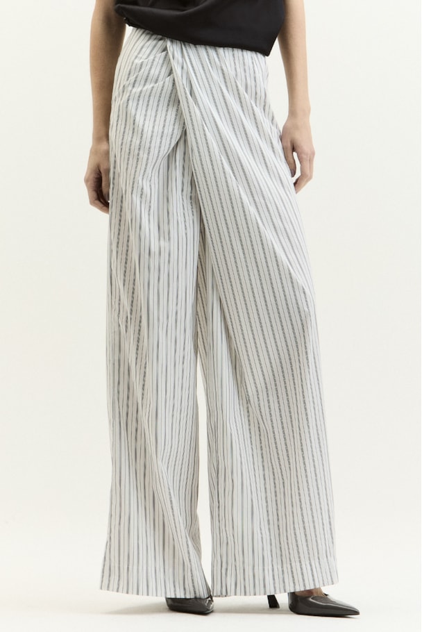 CALÇA NOX - LISTRA OFF/PRETO