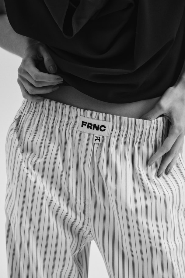 CALÇA TRIS - LISTRA OFF/PRETO