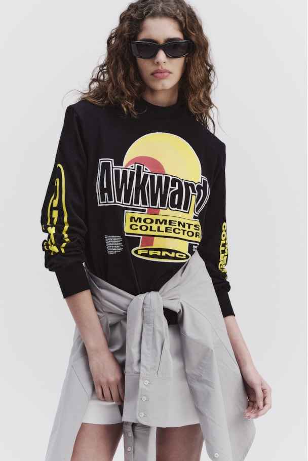 CAMISETA MANGA LONGA AWKWARD - PRETO