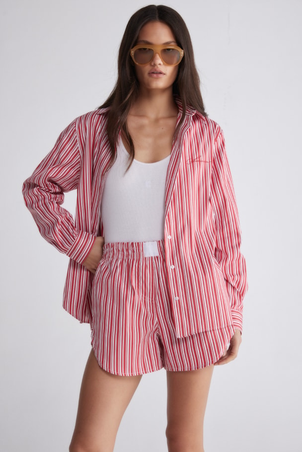 SHORTS NAVAL - LISTRADO VERMELHO